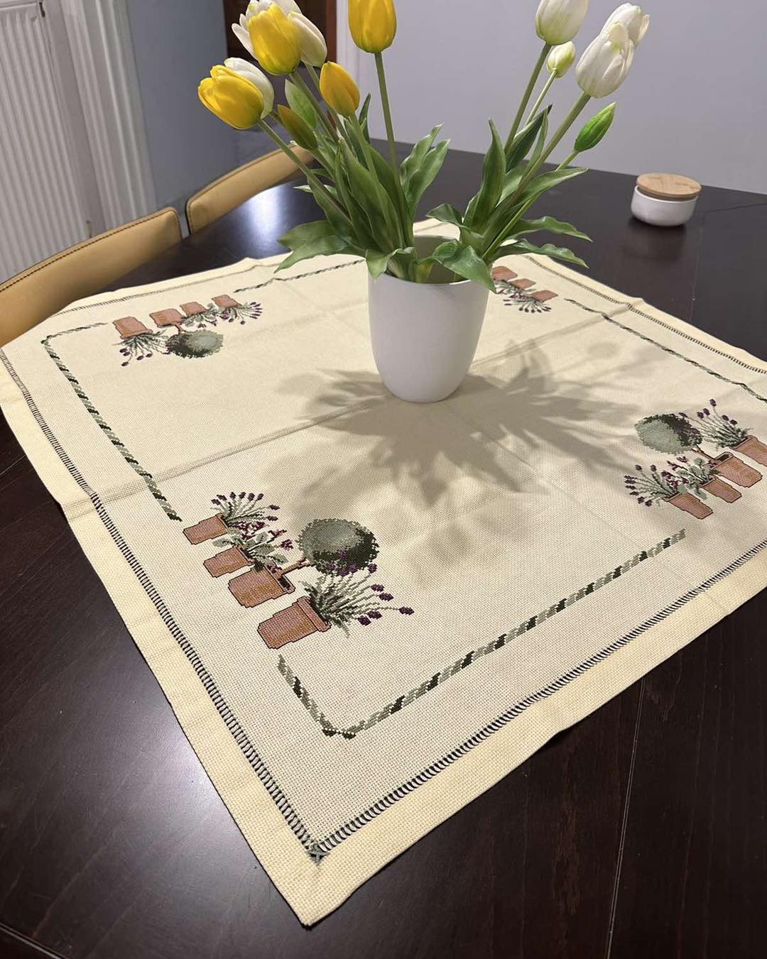 347092667_234323112576127_2118313327459258671_n Μετρητό κέντημα καρέ λεβάντες 0.90 * 0.90m - Imagen 1